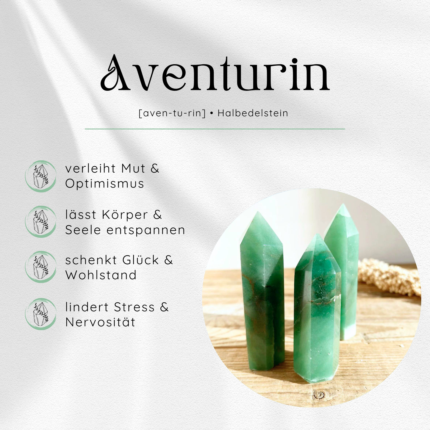 Aventurin-Halskette Terra: Drei grüne Aventurinstäbe auf hellem Untergrund, umgeben von positiven Eigenschaften des Steins.