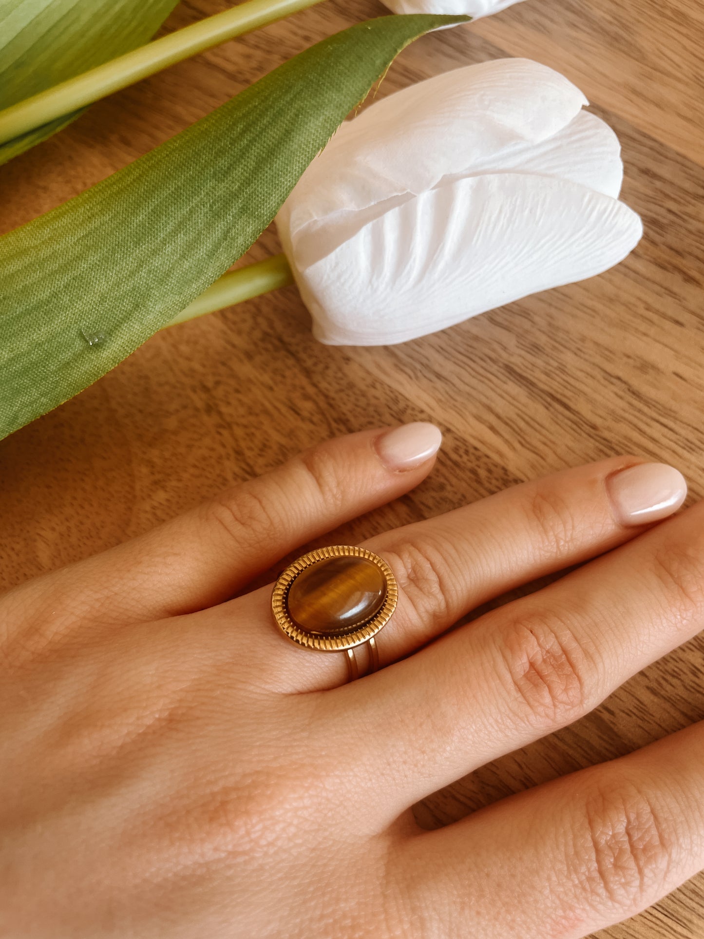 Boho Goldring mit ovalem braunem Tigerauge-Stein an Hand