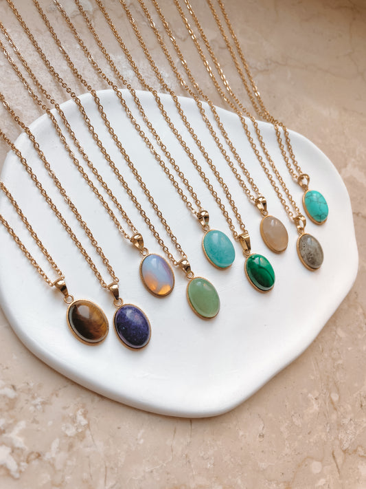 Goldene Edelstein Ketten mit ovalen Anhängern, darunter Tigerauge, Lapis Lazuli, Opal, Aventurin, Amazonit, Malachit, Rosenquarz, Labradorit & Türkis