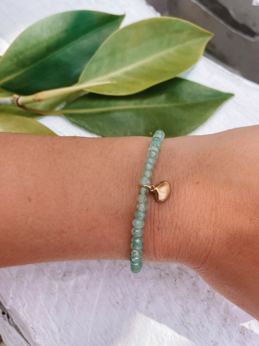 Grünes Aventurin-Perlenarmband in Gold mit Muschel Anhänger an Hand