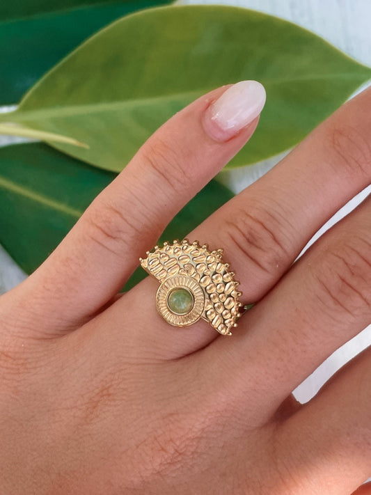 Boho Goldring mit rundem grünen Aventurin-Stein an Hand