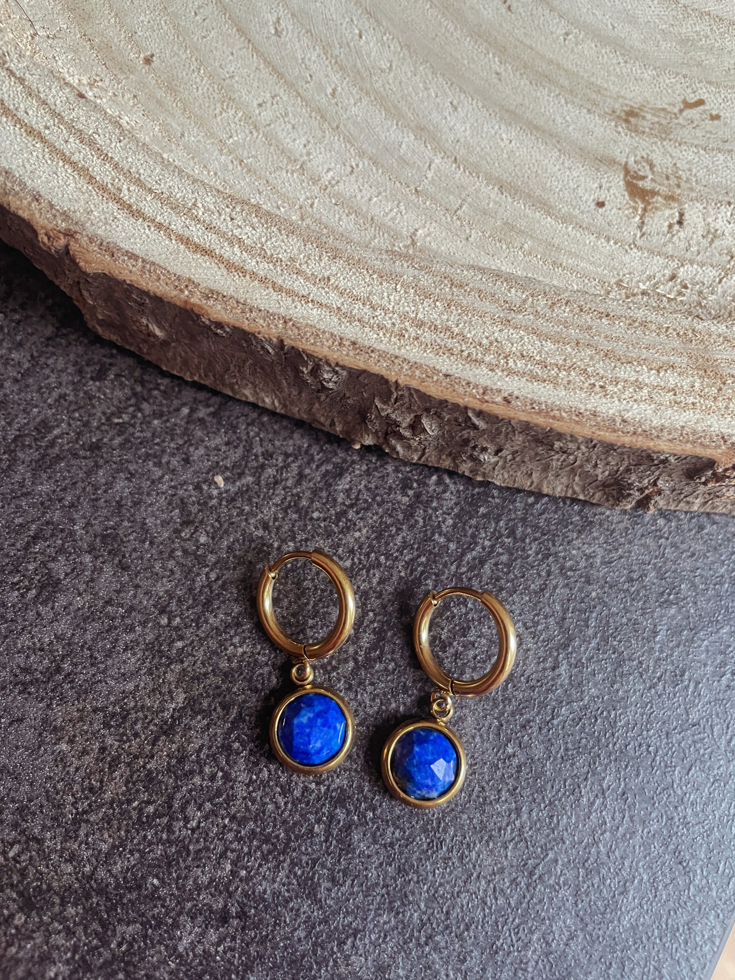 Goldene Creolen-Ohrringe mit runden, facettierten Lapis-Lazuli-Steinen schwarzem Stein