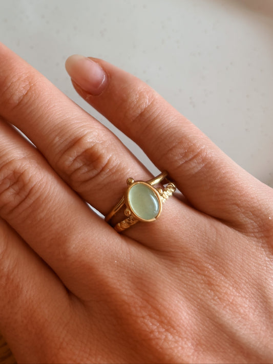 Goldring mit ovalem grünen Aventurin-Stein an Hand