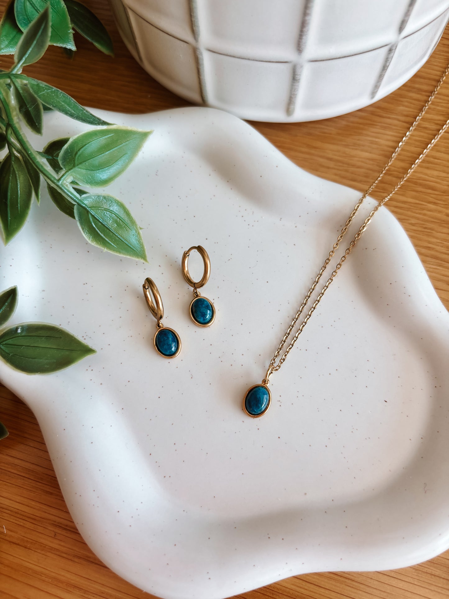 Schmuckset Kette & Ohrringe mit ovalen, blauen Apatit-Steinen auf Tablett