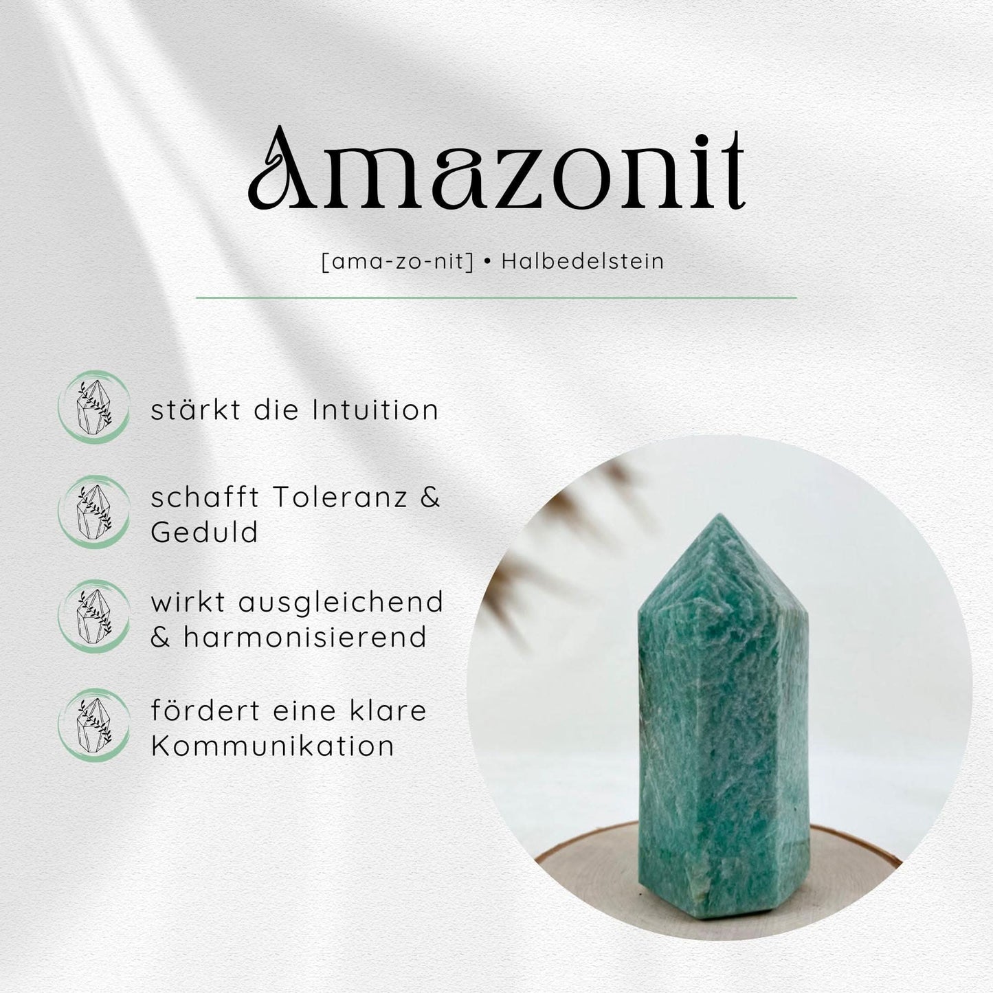 Amazonit-Halbedelstein in Kristallform, umgeben von Icons mit Angaben zu den positiven Eigenschaften des Steins.