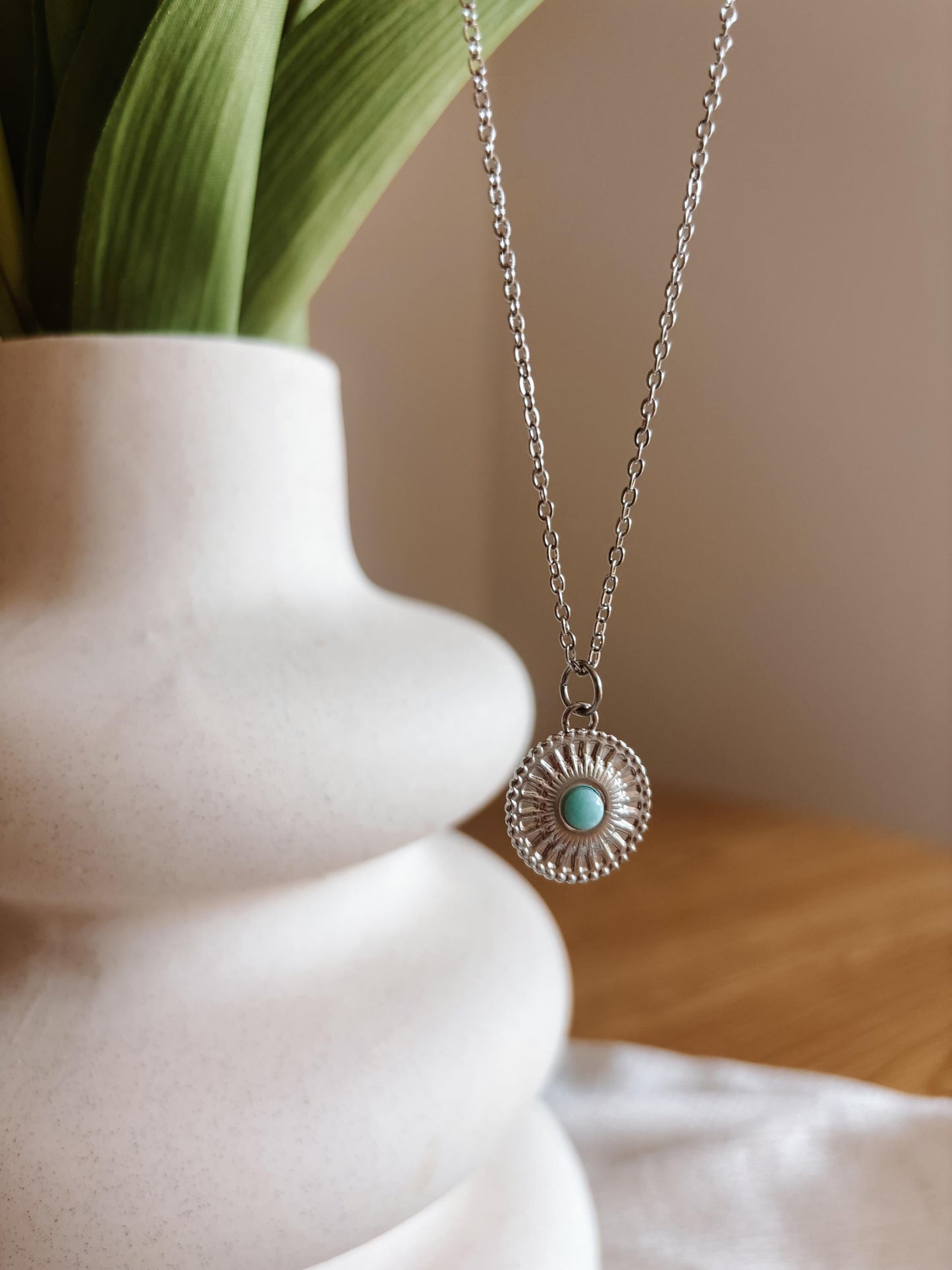 Handgemachte hellblaue Larimar-Kette mit ovalem Medaillon Anhänger in Silber, hängend an einer Vase
