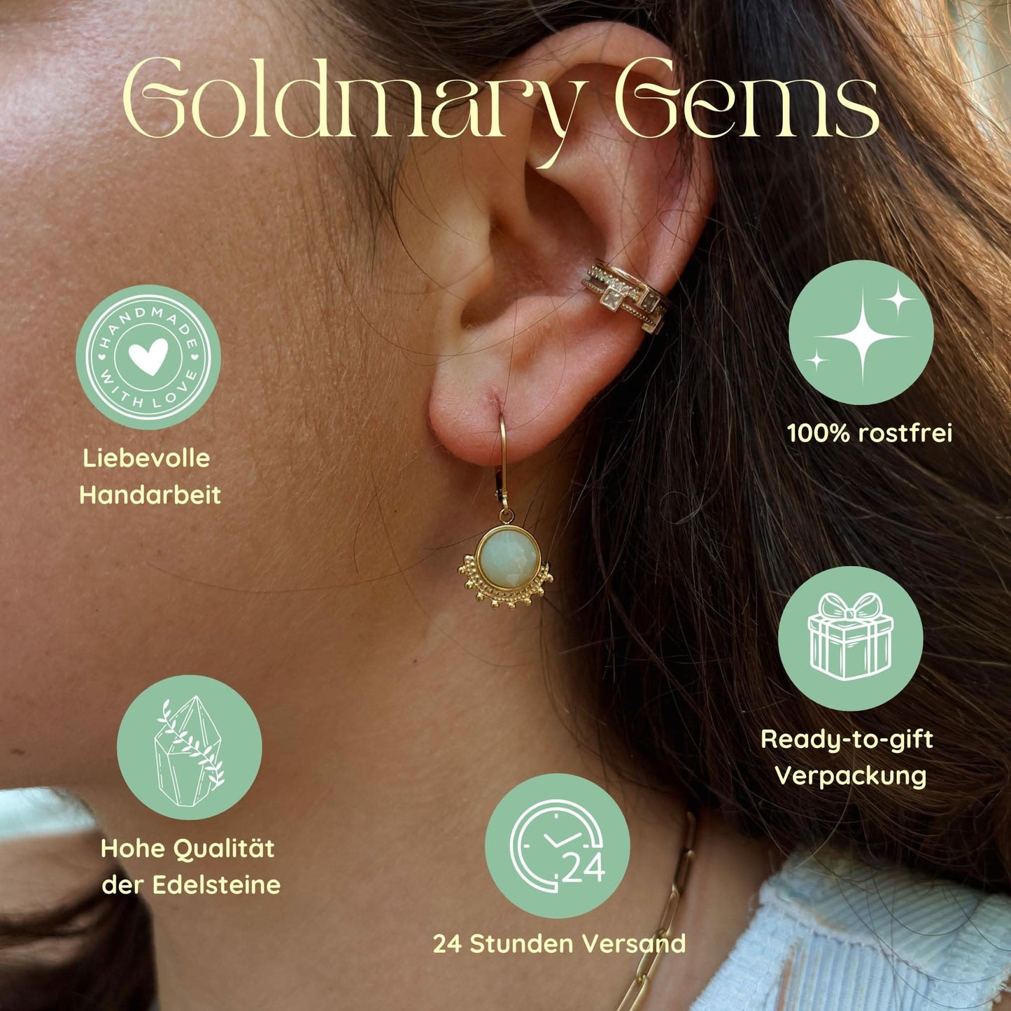 Ohrring aus Aventurin mit goldener Fassung am Ohr einer Frau, umgeben von Text über Handarbeit und Verpackung.