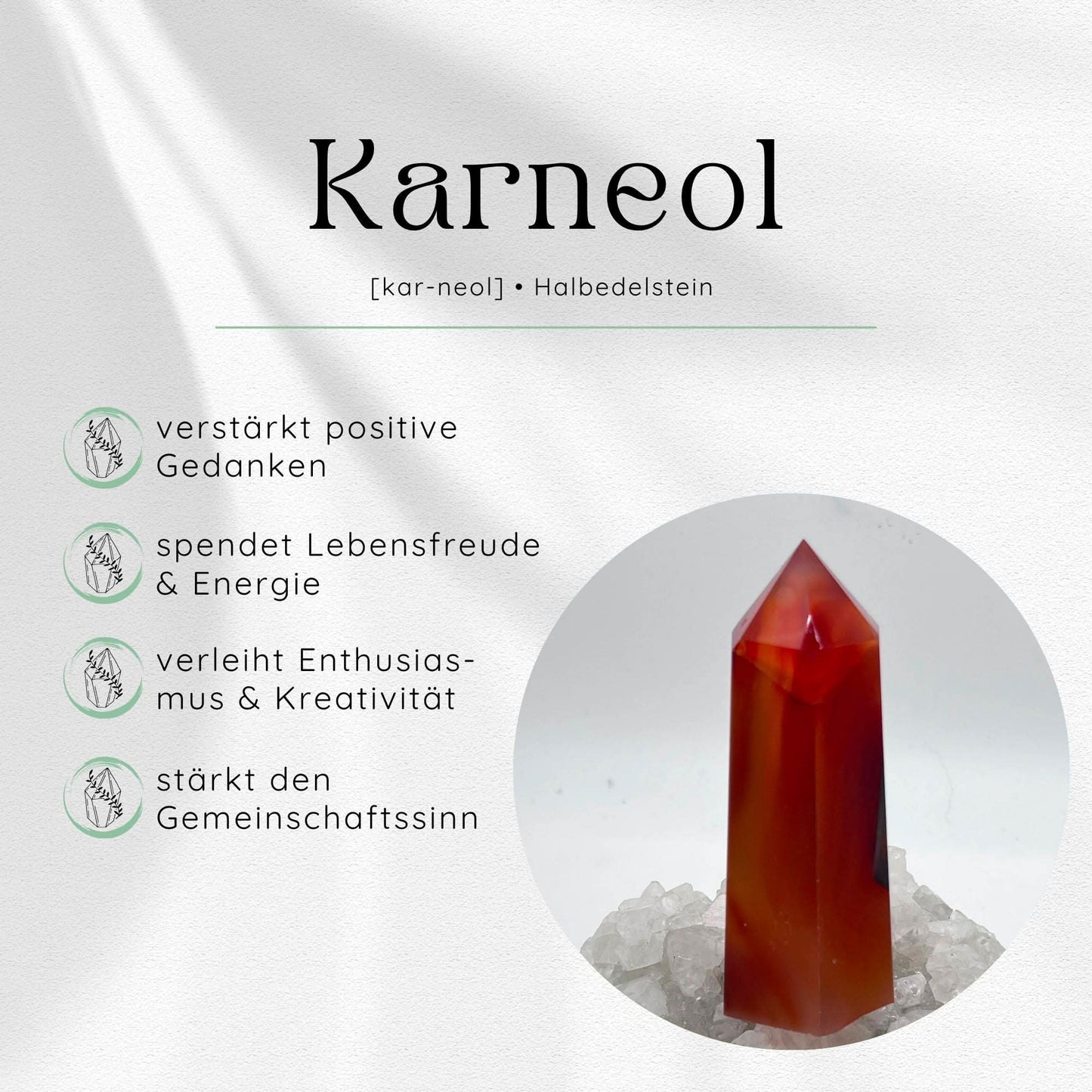 Karneol-Halbedelstein mit roter Spitze auf Kristallbasis. Text beschreibt positive Eigenschaften des Steins.
