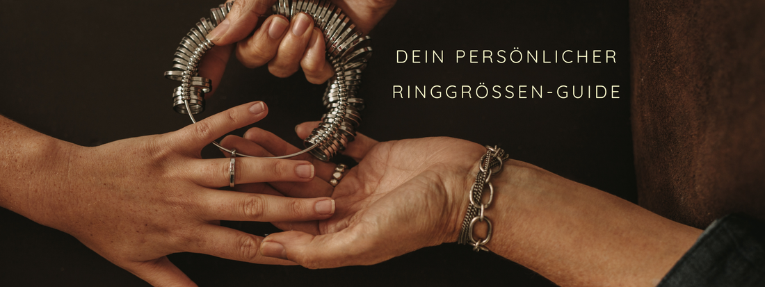 Zwei Hände halten Ringgrößen-Messringe. Der Text "Dein persönlicher Ringgrößen-Guide" ist daneben platziert.