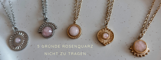 5 Rosenquarz Ketten nebeneinander auf weißem Tablett mit Text für Blogbeitrag: 5 Gründe Rosenquarz NICHT zu tragen