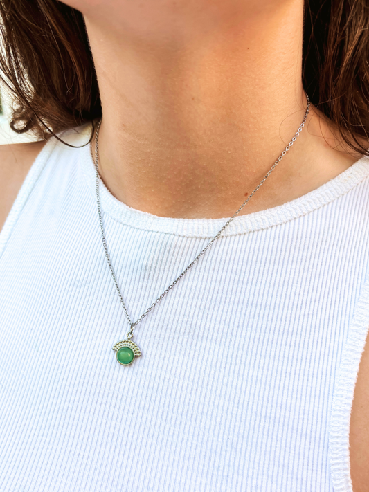 Kette mit silbernem verziertem Anhänger mit grünem Aventurin Stein am Hals eines Models