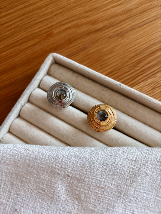 Runde Statement-Ringe in Gold und Silber mit facettiertem grün-grauem Labradorit-Stein auf Tablett