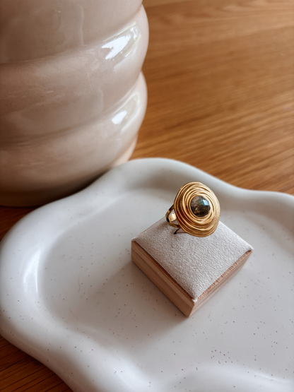 Runder Statement Goldring mit facettiertem grün-grauem Labradorit-Stein auf Ringhalterung