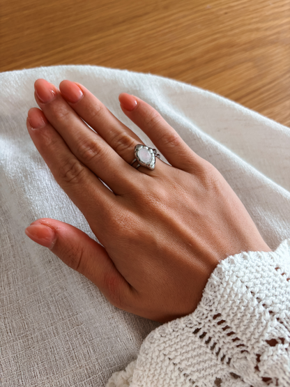 Silberring mit ovalem Rosenquarz-Stein an Hand