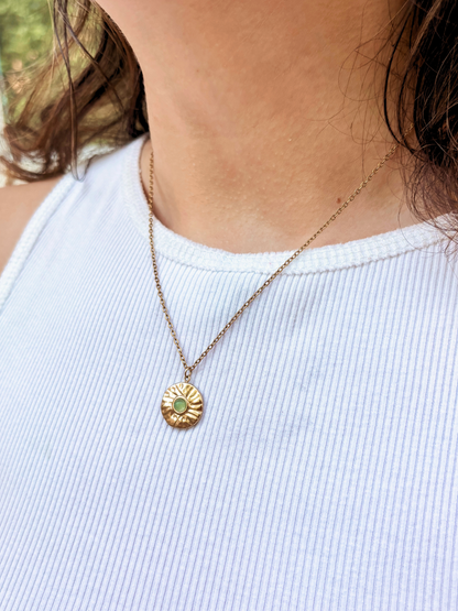 Kette mit goldenem Medaillon Anhänger mit grünem Aventurin Stein am Hals eines Models