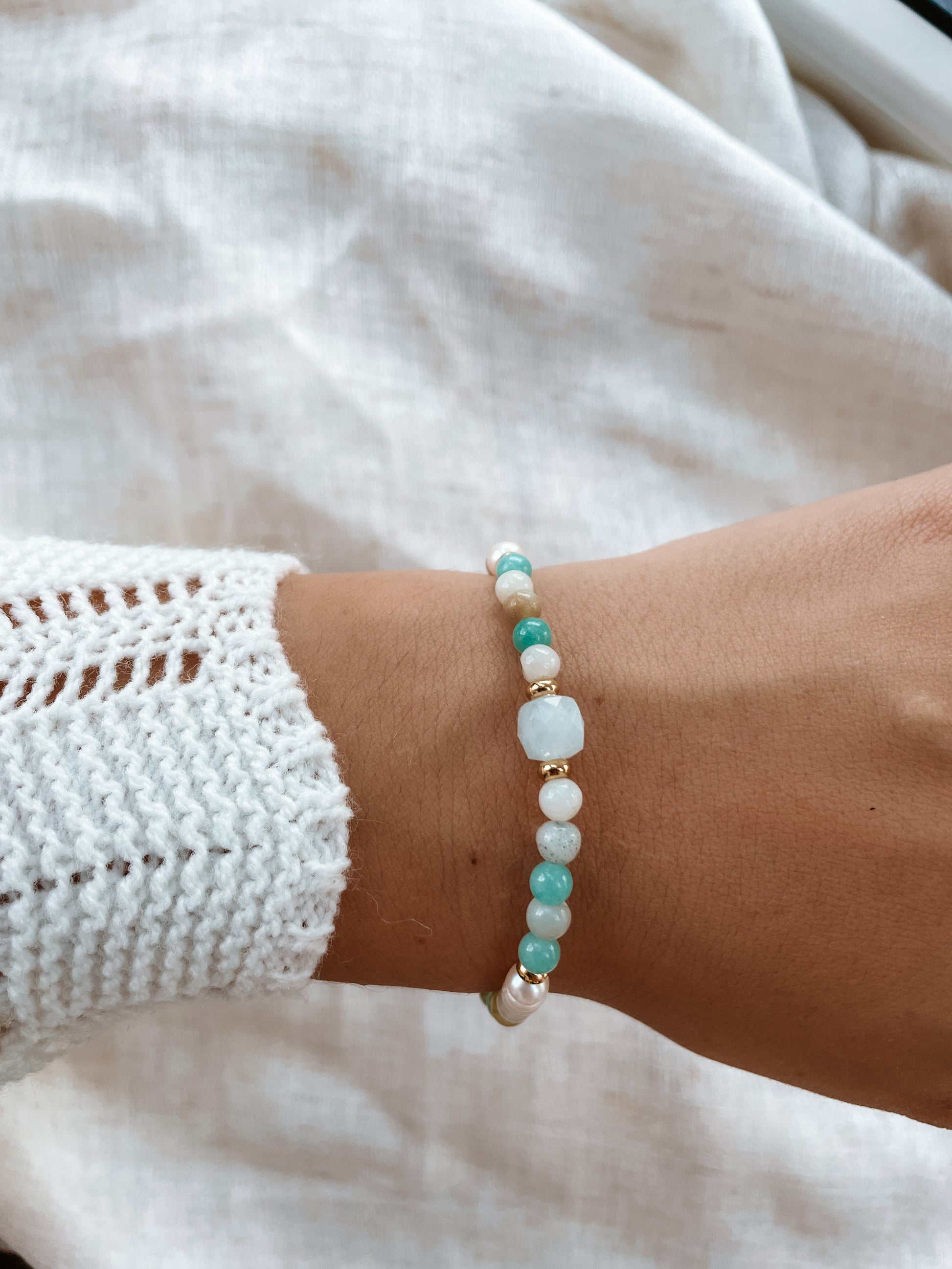 blaues Amazonit-Perlenarmband in Gold mit Aquamarin Stein an Hand