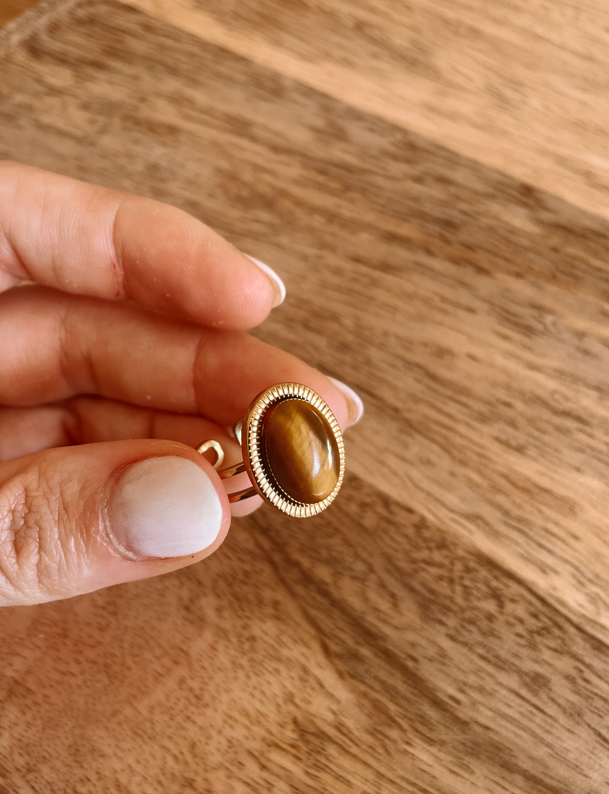 Boho Goldring mit ovalem braunem Tigerauge-Stein an Hand