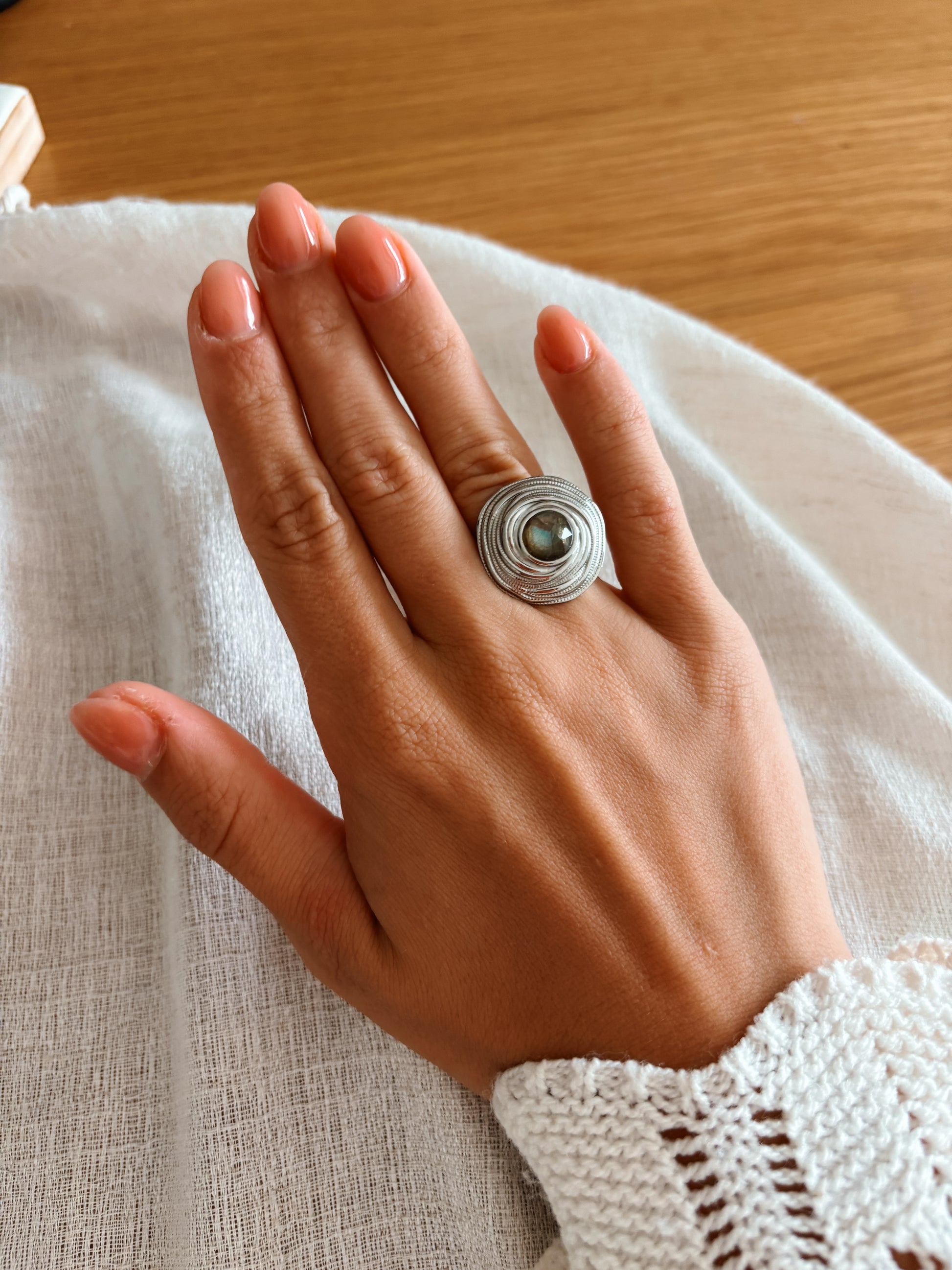 Runder Statement Silberring mit facettiertem grün-grauem Labradorit-Stein an Hand