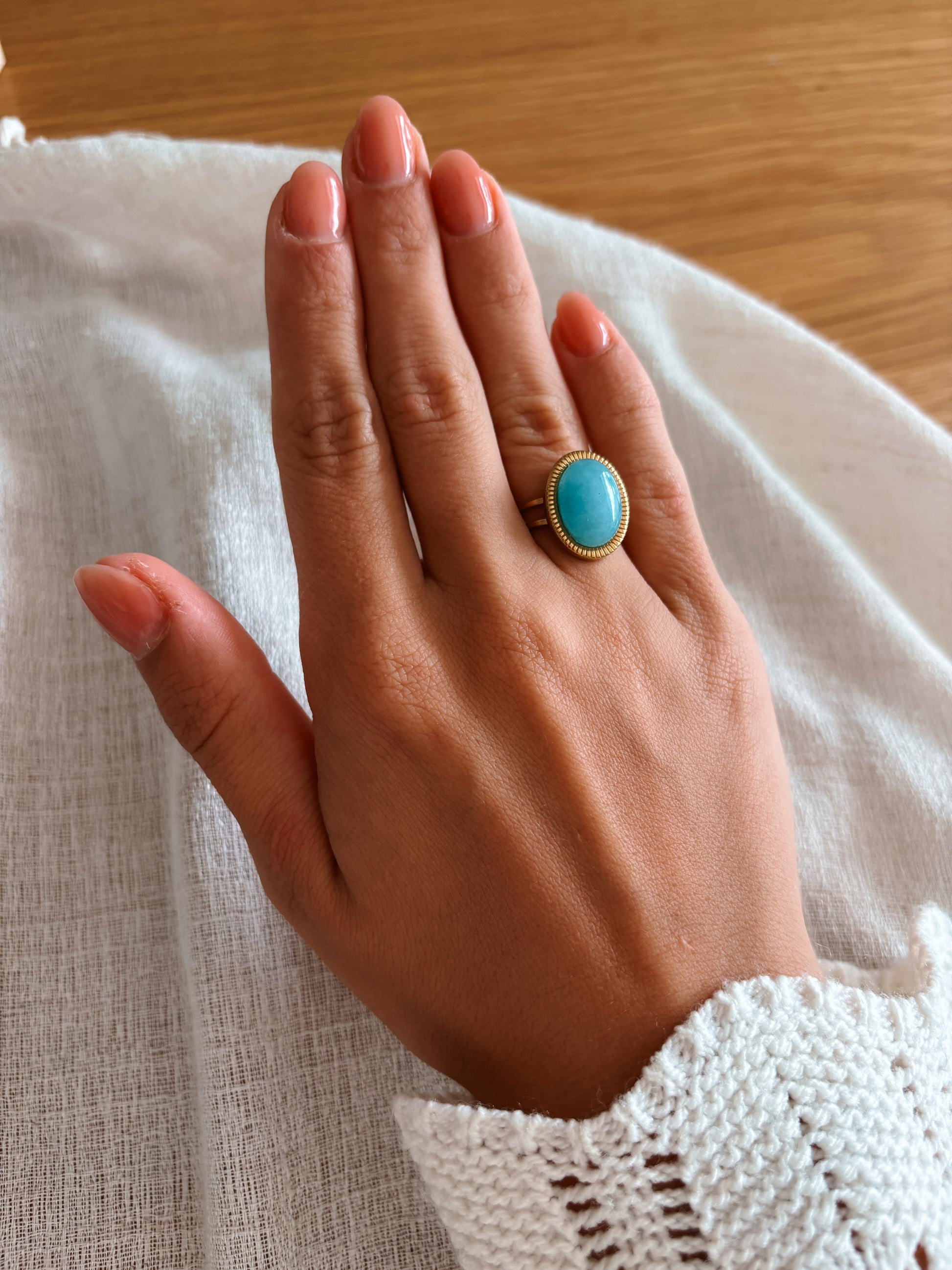 Boho Goldring mit ovalem blauen Amazonit-Stein an Hand