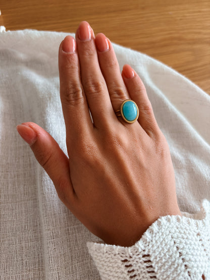 Boho Goldring mit ovalem blauen Amazonit-Stein an Hand