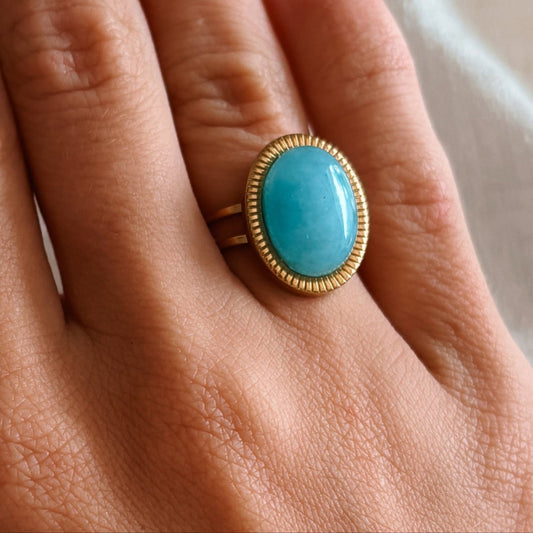 Boho Goldring mit ovalem blauen Amazonit-Stein an Hand, Detailaufnahme