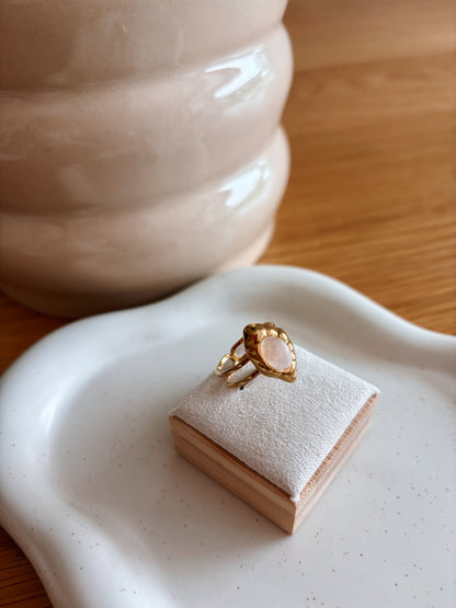 Asymmetrischer Goldring mit ovalem Rosenquarz-Stein auf Ringhalterung