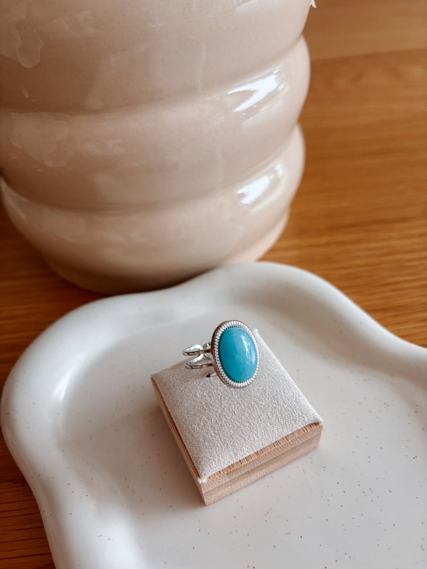 Boho Silberring mit ovalem blauen Amazonit-Stein auf Ringhalterung