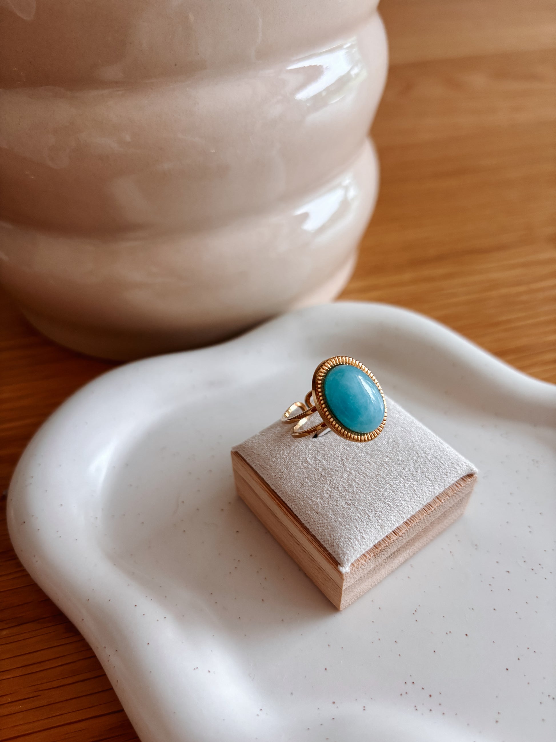 Boho Goldring mit ovalem blauen Amazonit-Stein auf Ringhalterung