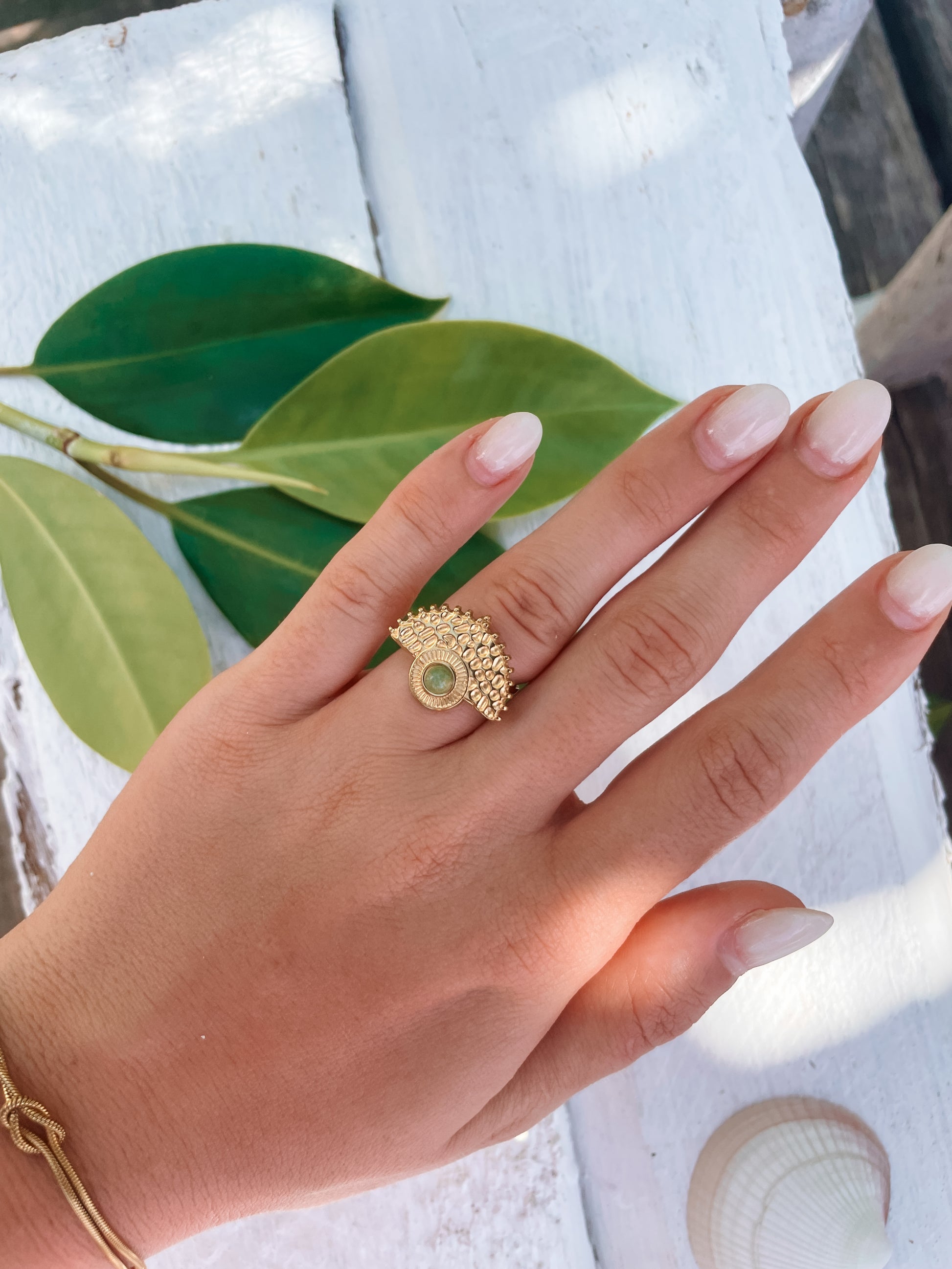 Boho Goldring mit rundem grünen Aventurin-Stein an Hand