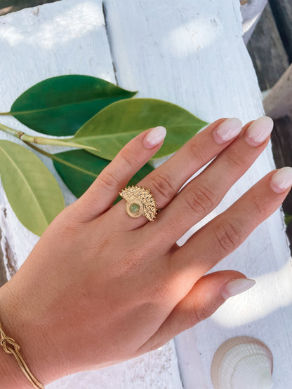 Boho Goldring mit rundem grünen Aventurin-Stein an Hand