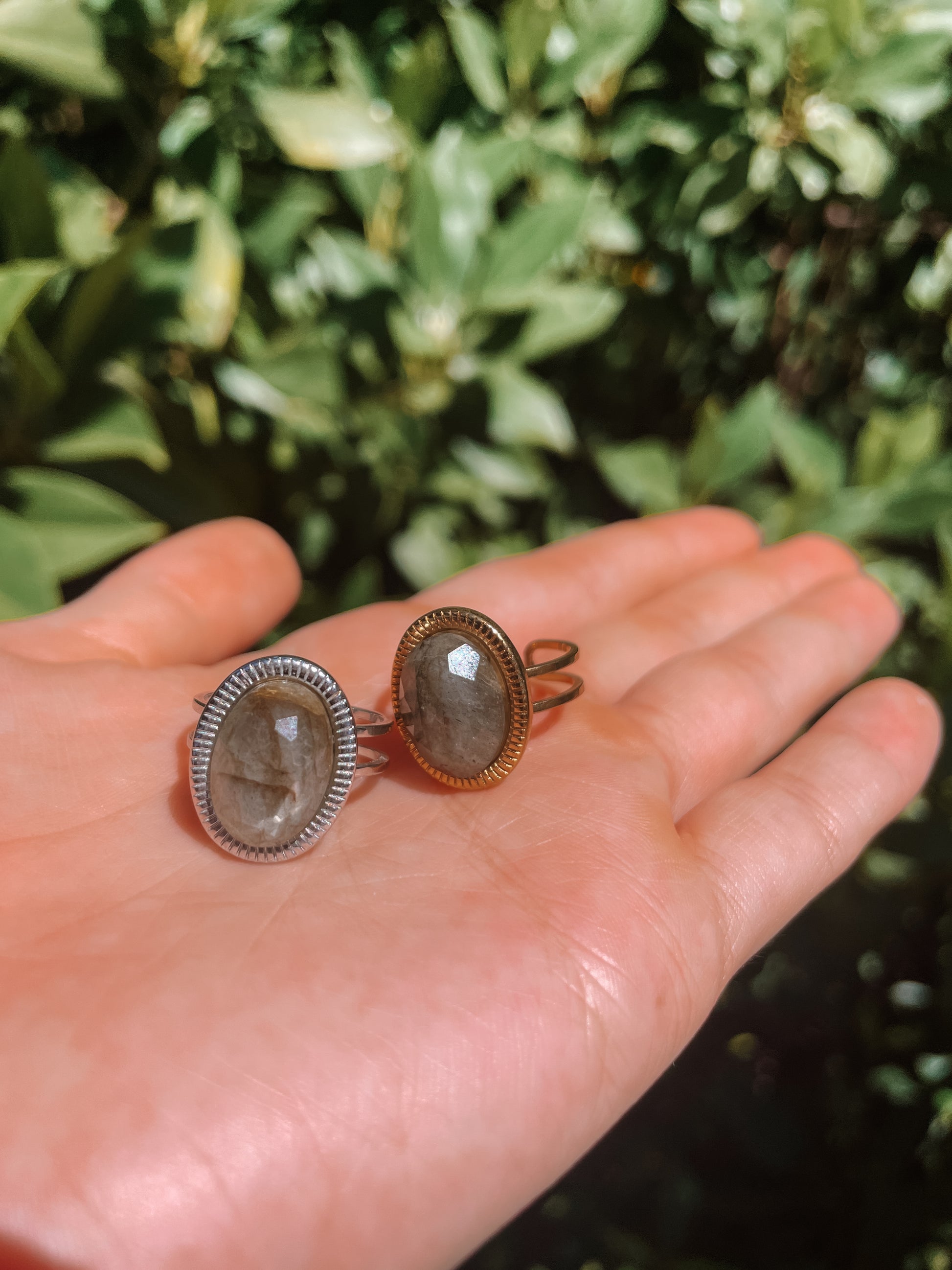 Ringe in GOld und Silber mit ovalen grün-grauen Labradorit-Steinen auf Hand