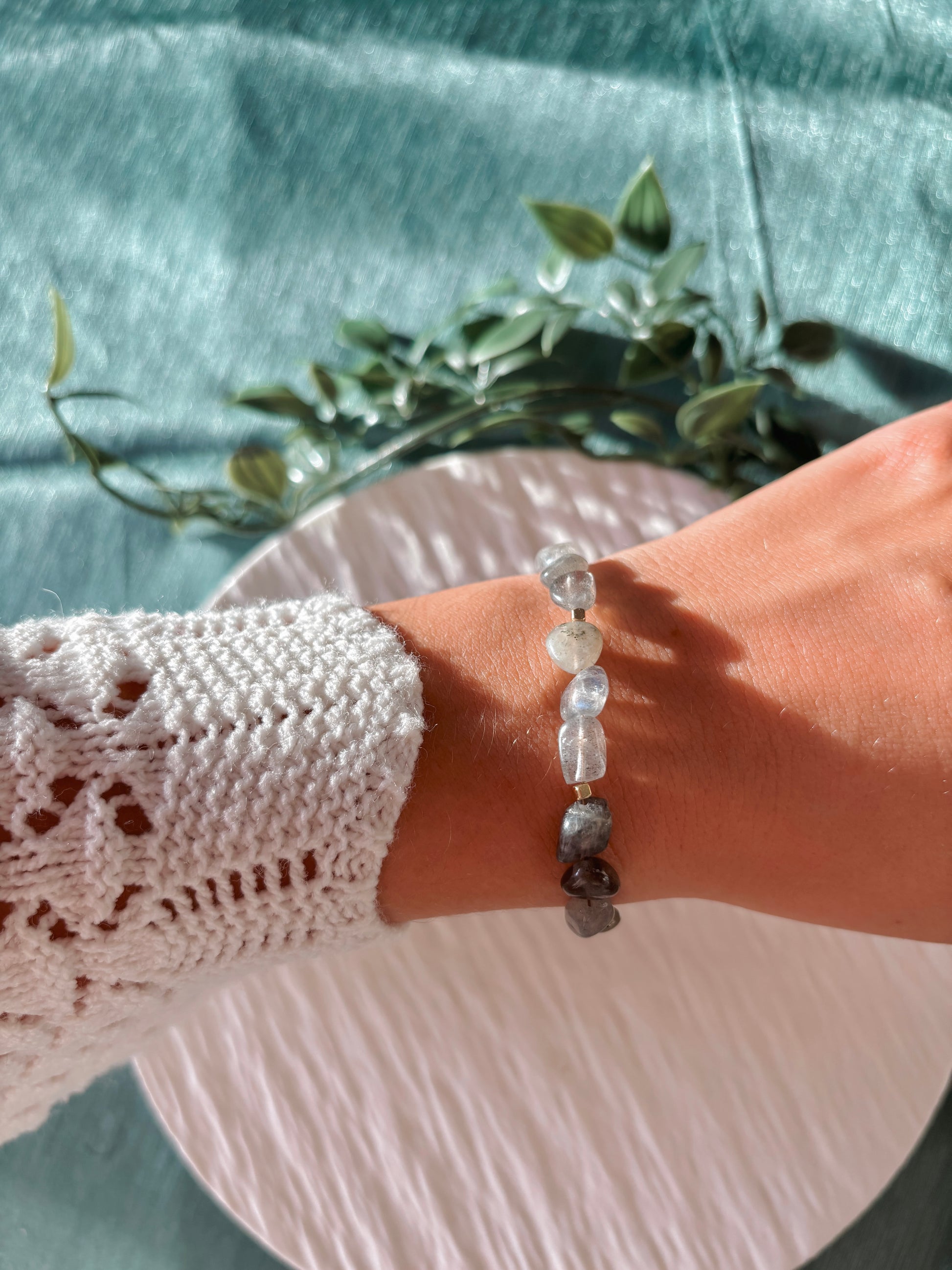 Goldenes Labradorit Perlenarmband mit grauen Natursteinen am Handgelenk