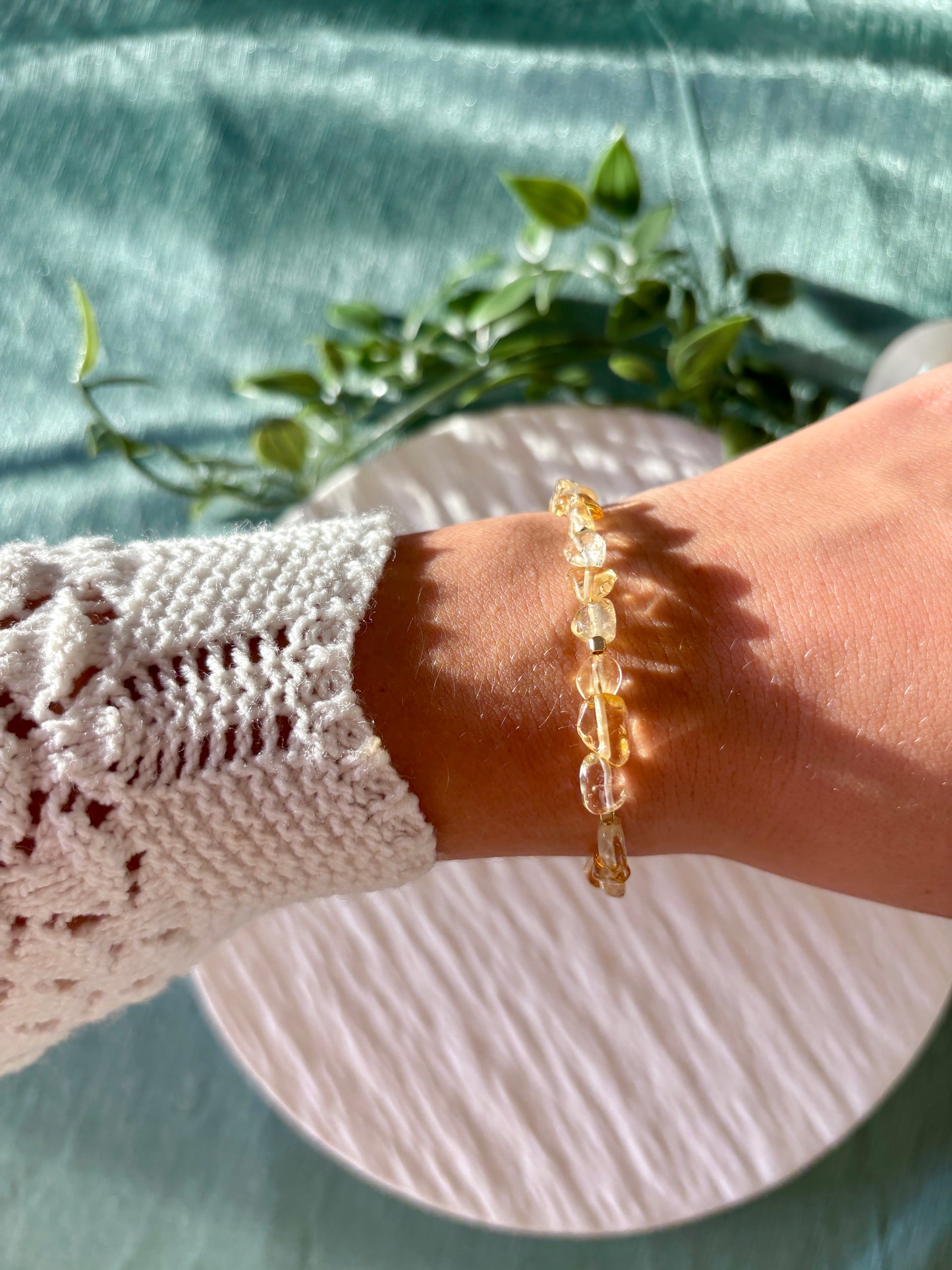 Goldenes Citrin Perlenarmband mit gelben Natursteinen am Handgelenk