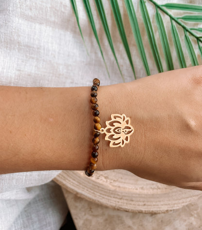 braunes Tigerauge-Perlenarmband in Gold mit Yoga Lotusblume Anhänger an Hand