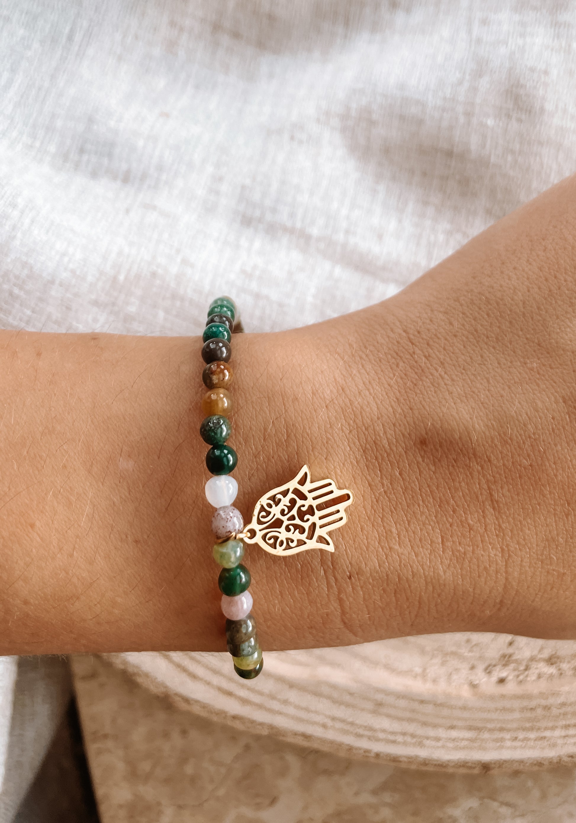 Buntes Turmalin-Perlenarmband mit Hand von Fatima Anhänger an Hand