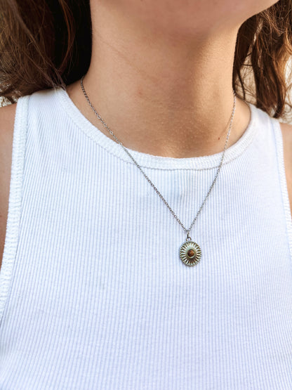 Kette mit silbernem Medaillon Anhänger mit braunem Tigerauge Stein am Hals eines Models