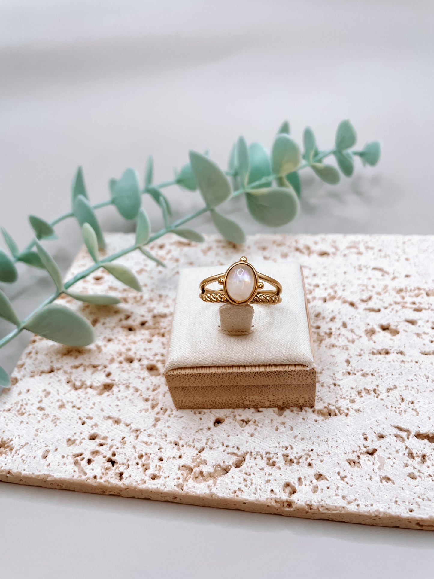 Goldring mit ovalem weißen Mondstein auf Ringdisplay