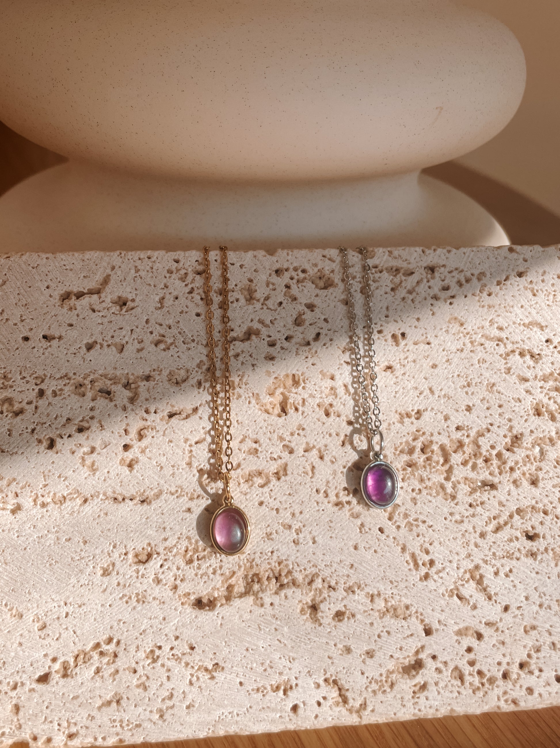Handgemachte lila Amethyst-Ketten mit ovalem Anhänger in Gold und Silber, hängend an einer Vase