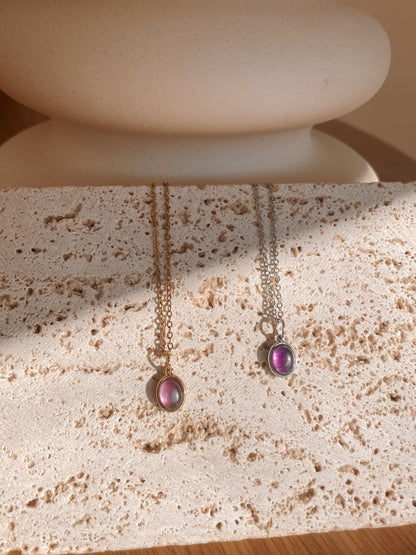 Handgemachte lila Amethyst-Ketten mit ovalem Anhänger in Gold und Silber, hängend an einer Vase