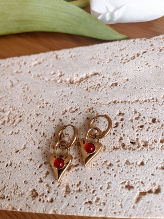 Goldene Herzchen Creolen-Ohrringe mit runden, roten Karneol-Steinen auf Tablett