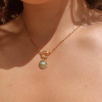 Handgemachte hellblaue Larimar-Kette mit rundem Medaillon Anhänger in Gold,  am Hals eines Models