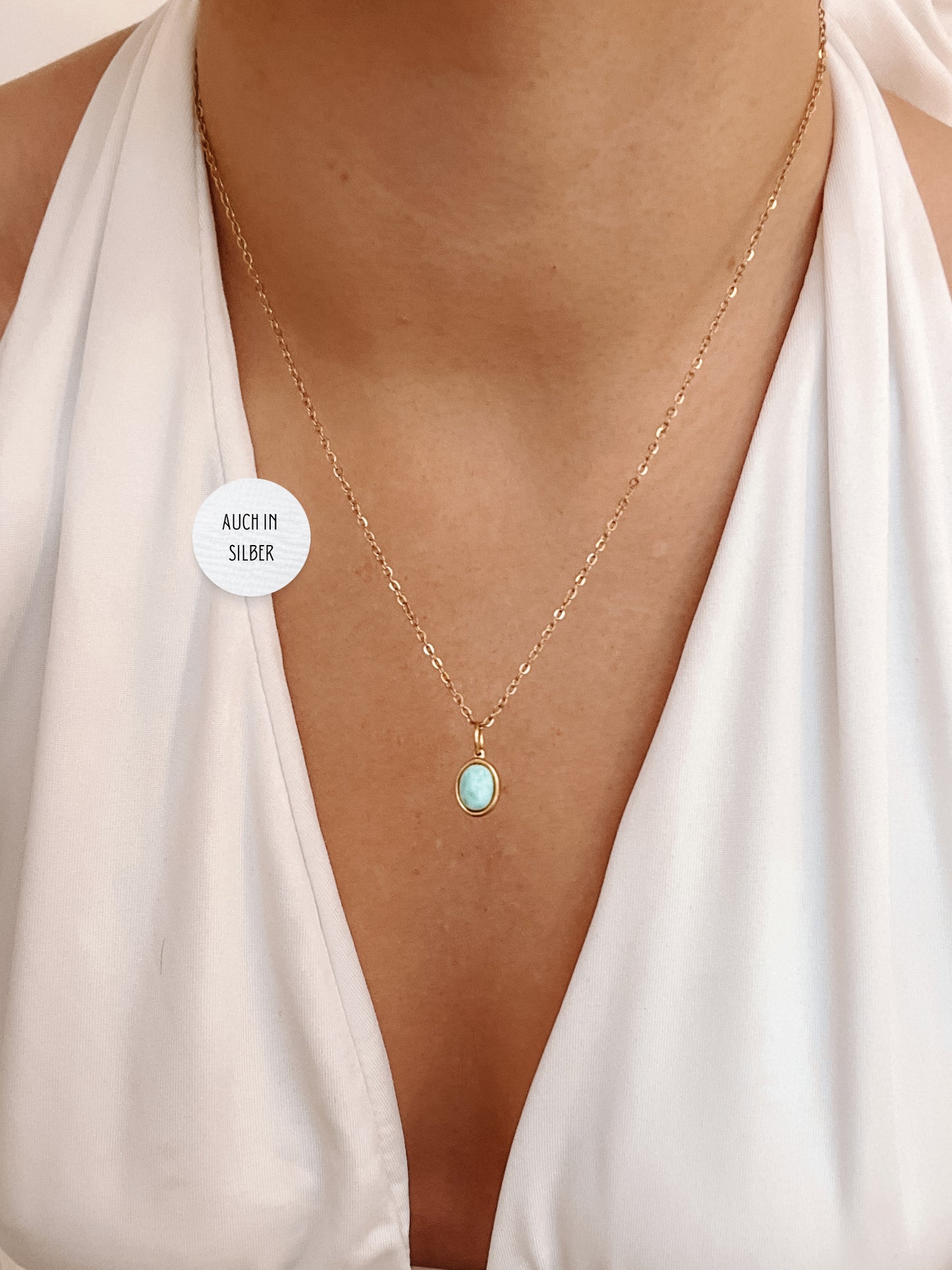 Ovaler hellblauer Larimar-Anhänger an feiner Goldkette, am Hals eines Modells gezeigt.