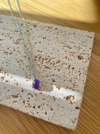 Handgemachte lila Amethyst-Kette mit ovalem Anhänger in Silber,  liegend auf Tablett
