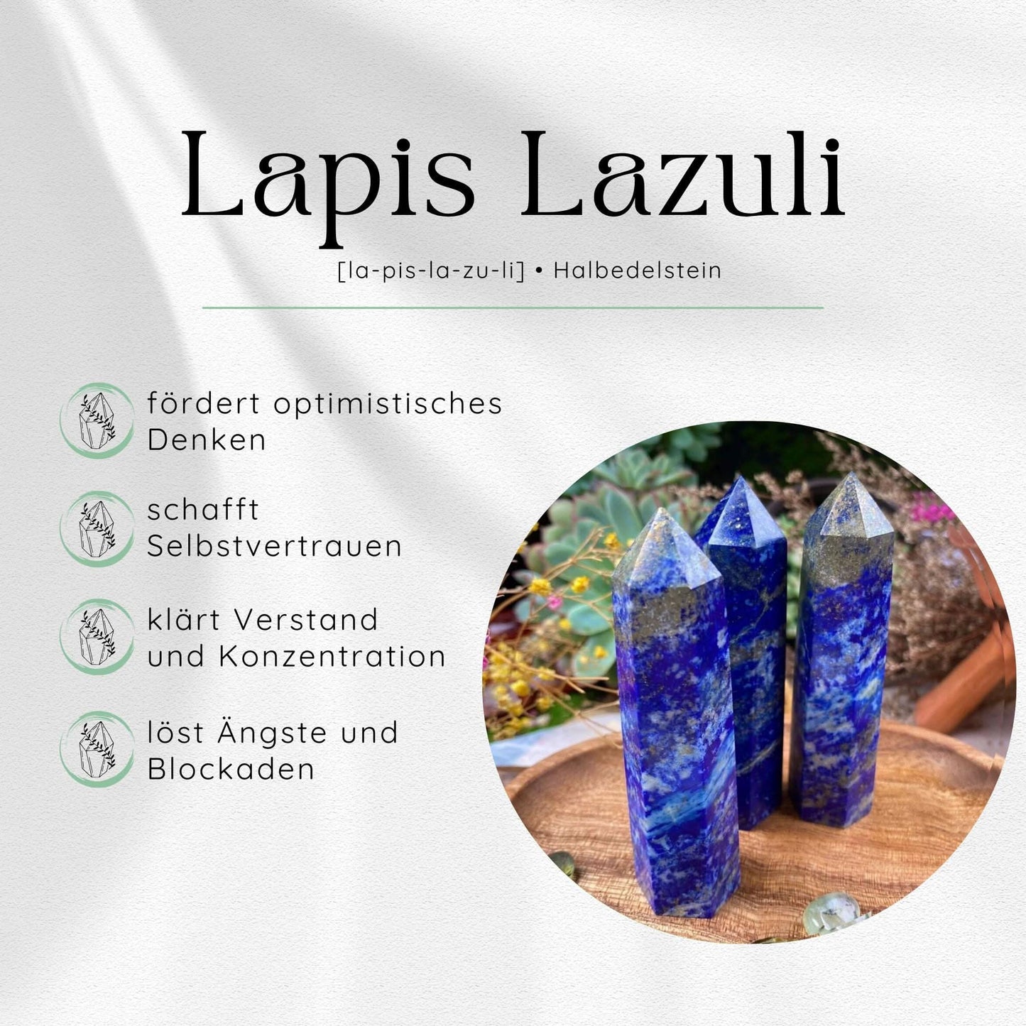 Lapislazuli-Türme stehen auf einem Holztisch. Text beschreibt ihre Eigenschaften wie Förderung von positivem Denken und Angstlösung.
