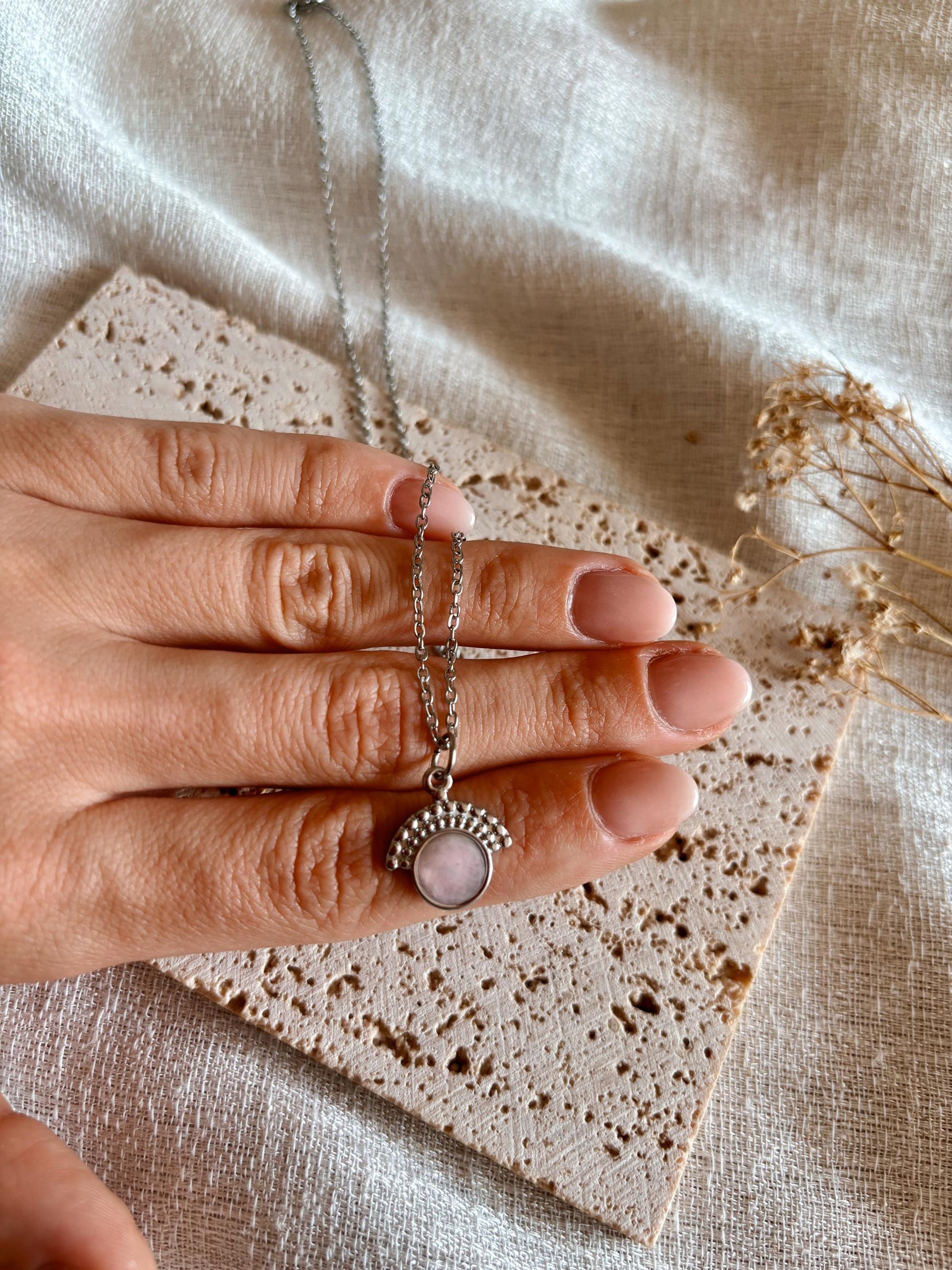 Handgemachte rosa Rosenquarz-Kette mit facettiertem Anhänger in Silber auf Hand