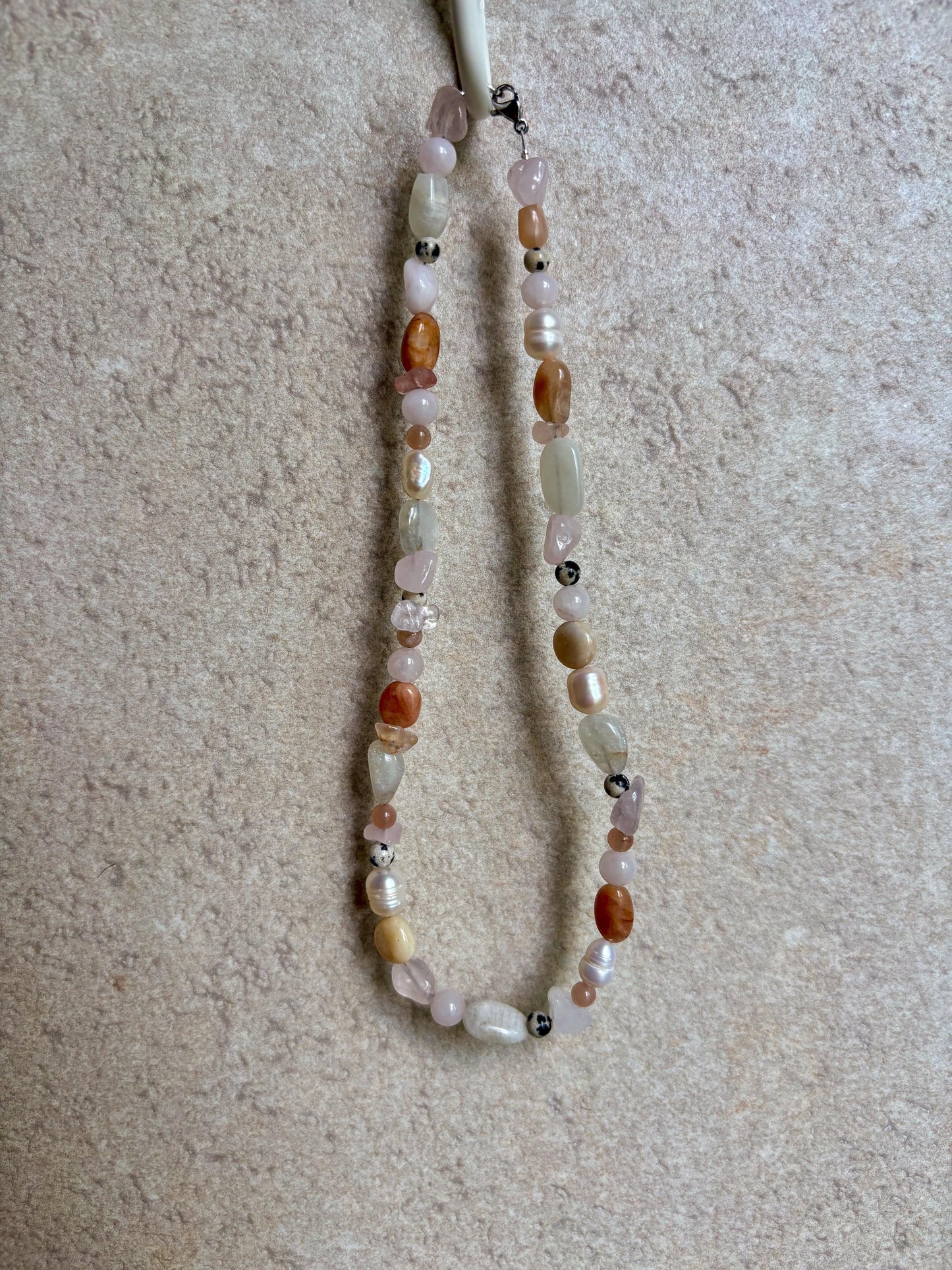 Edelstein Perlenkette mit Rosenquarz, Sonnenstein, Mondstein und Süßwasserperlen hängend 