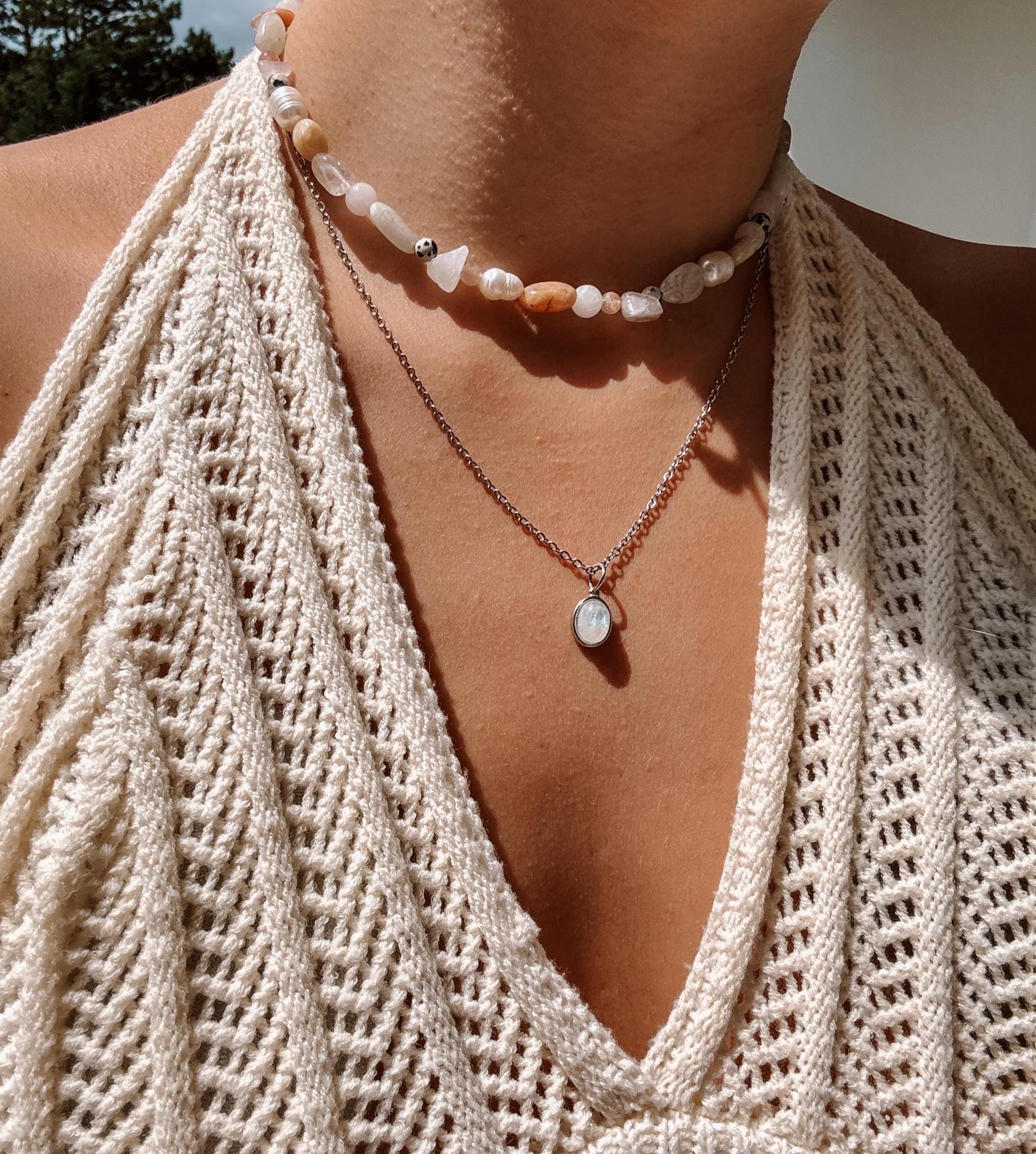 Enge Edelstein-Perlenkette mit langer silberner Gliederkette und Mondstein Anhänger Dekollete eines Modells mit Häkeltop