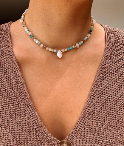 Blaue Amazonit-Perlenkette mit einem weißen facettierten Mondstein Anhänger am Hals eines Modells