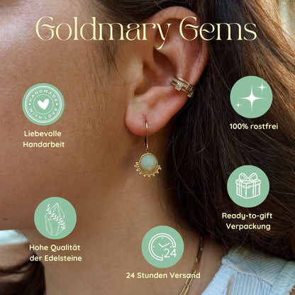 Nahaufnahme eines Ohrs mit goldfarbenem Ohrring, eingefügt in eine Werbegrafik für Goldmary Gems und die Opalith-Kette Soul.