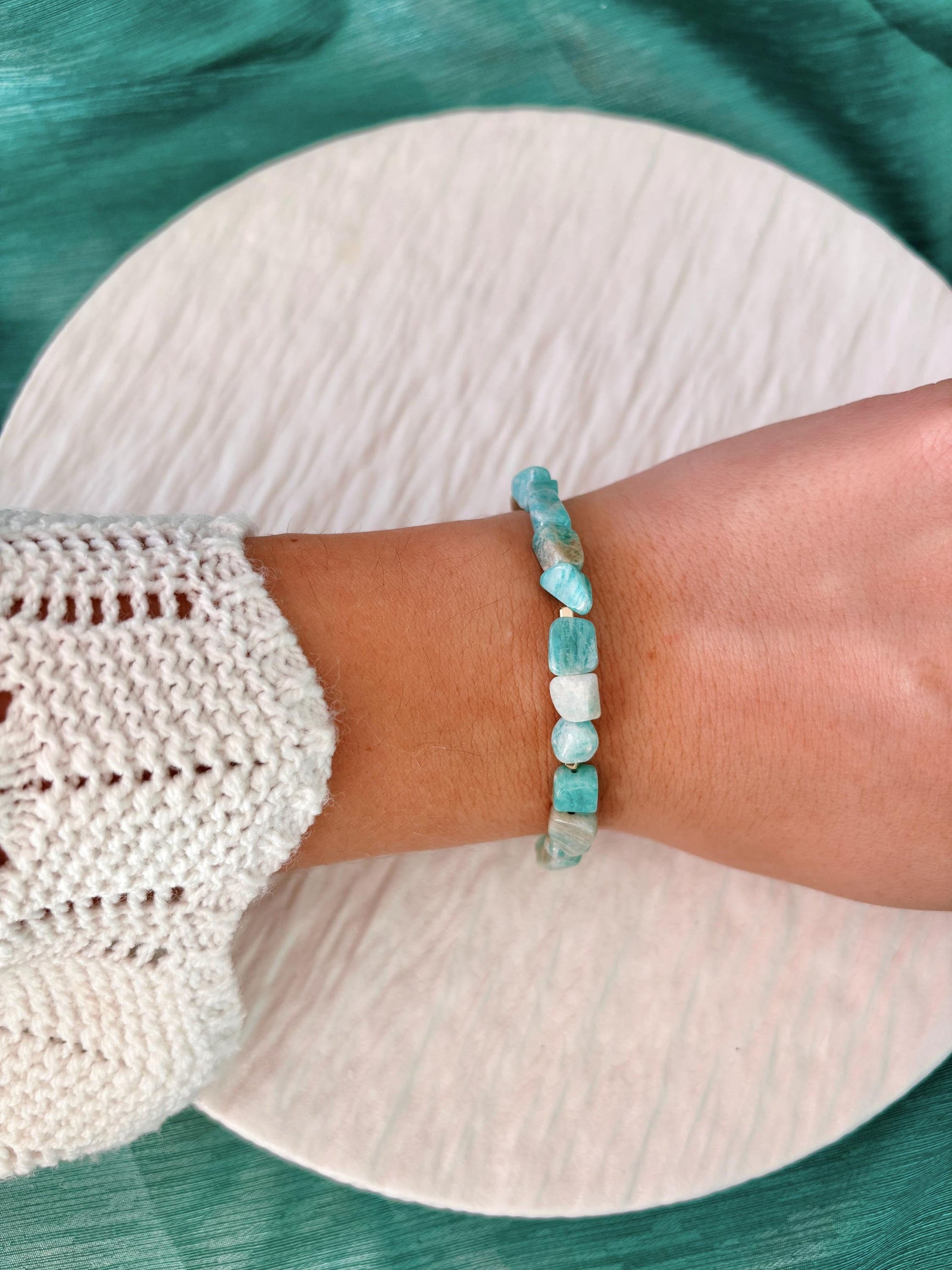Goldenes Amazonit Perlenarmband mit türkisen Natursteinen am Handgelenk